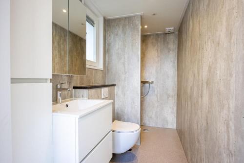 łazienka z białą umywalką i toaletą w obiekcie Familiepark TOP Vredeoord w mieście Voorthuizen