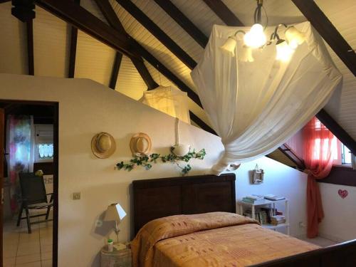 1 dormitorio con 1 cama en una habitación con techo en Havre entre Mer et Montagne - Le rêve, en Saint-Claude