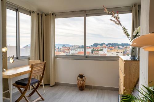 a room with a desk and a window with a view at Etrave in Toulon