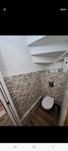 une salle de bain avec toilettes dans une chambre dans l'établissement Disneyland/Paris 1 a10 personnes climatisee, à Pontault-Combault