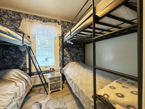 1 dormitorio con 2 literas y ventana en Cozy cottage in historic surroundings in Langhem, en Länghem