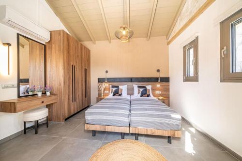 Ένα ή περισσότερα κρεβάτια σε δωμάτιο στο Villa Fernando - F&A Golden Stone Villas