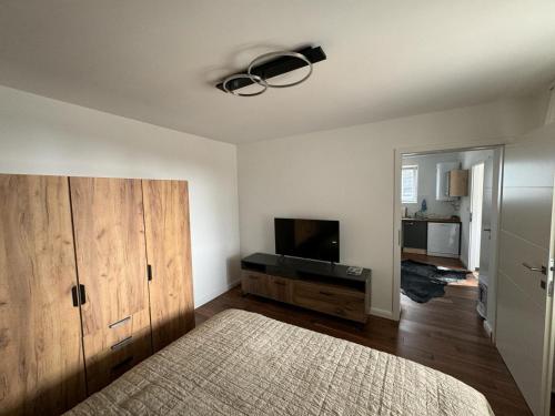 Schlafzimmer mit einem Bett und einem Flachbild-TV in der Unterkunft Chalet Weiß in Mönichkirchen