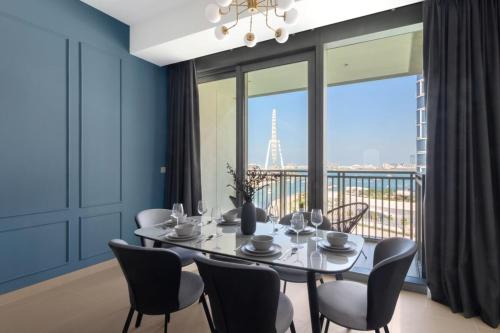 Ресторан / й інші заклади харчування у Silkhaus modern 2BDR with Beach and Dubai Eye views