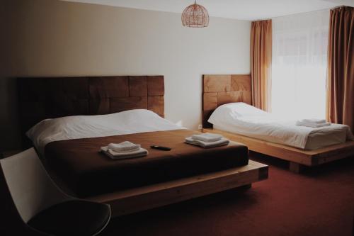 Ένα ή περισσότερα κρεβάτια σε δωμάτιο στο Popasul Graniceresc