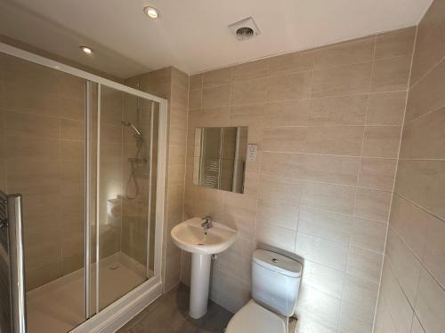 Bathroom sa Taplow Stunning Four Bedroom Townhouse