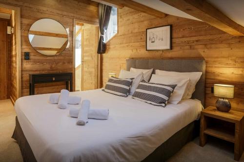 une chambre avec un grand lit avec des serviettes dessus dans l'établissement Chalet Kouzya - OVO Network, aux Gets