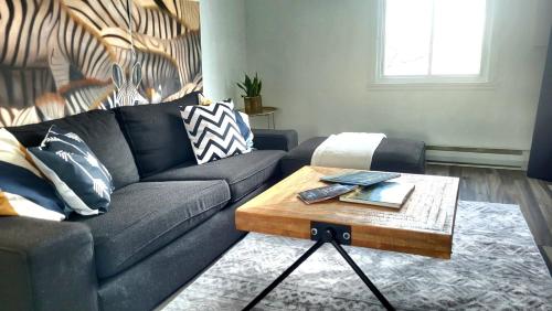 Posezení v ubytování Cozy 2BR in VieuxLongueuil +parking 14min Downtown