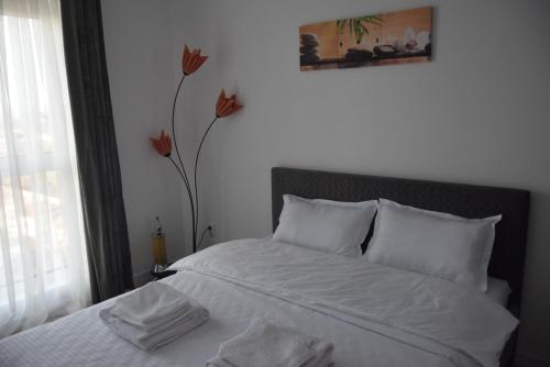 En eller flere senge i et værelse på Real Resort- Apartament perfect pentru sejurul tau!
