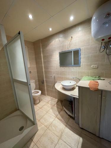 a bathroom with a toilet and a sink and a mirror at شقه بالغردقه in Hurghada
