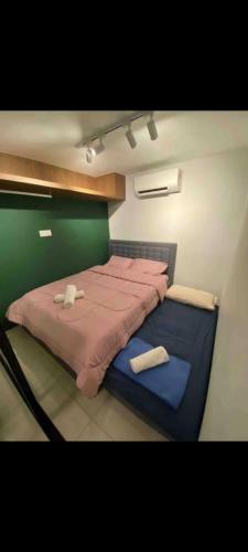 Postel nebo postele na pokoji v ubytování 2BR Modern Loft at PJ l LRT l 300Mbps Wifi