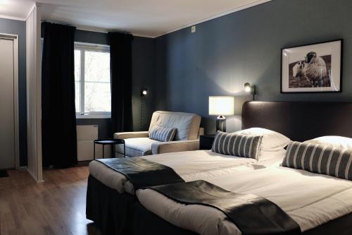 Un pat sau paturi într-o cameră la Hotell Miskarp