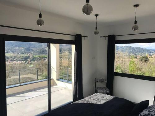 1 dormitorio con cama y vistas a un balcón en Villa de 6 chambres avec piscine privee jardin clos et wifi a Saint Peray, en Saint-Péray