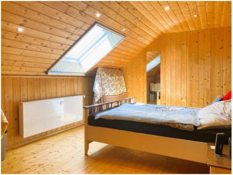 una camera da letto con letto in una camera in legno di Urlaubstraum a Sankt Veit an der Glan