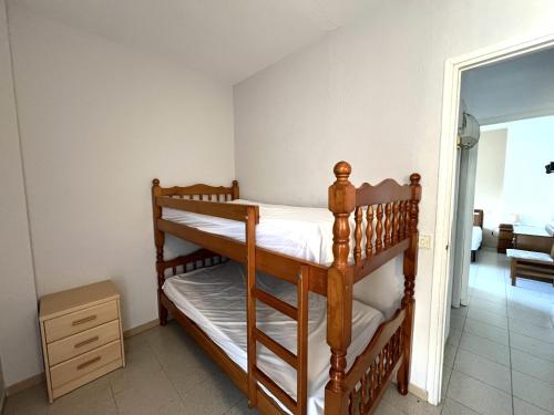 ロザスにあるMediterraniのベッドルーム1室(二段ベッド2組付)