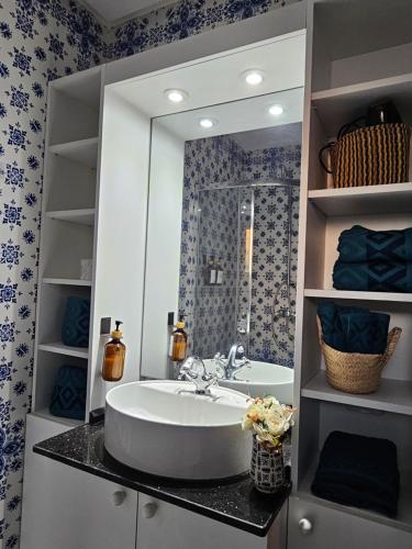 ein Bad mit einem Waschbecken und einem Spiegel in der Unterkunft Villa Jasmin Super equipped apartment with Garden, Swimming pool, Sea in Hammamet
