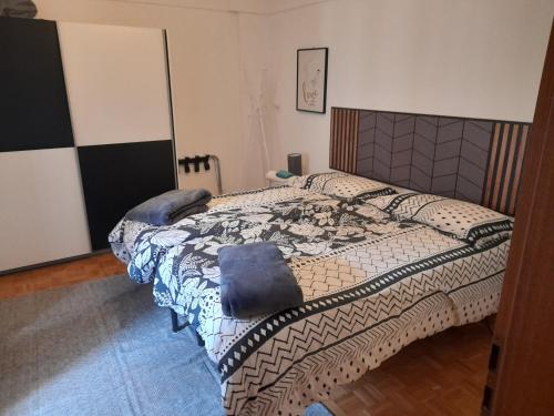 Roveredo的住宿－塞克與艾薇塔公寓，一间卧室配有一张带蓝色枕头的大床
