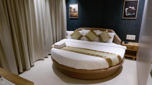 HOTEL AMBER PARAMOUNT في مومباي: غرفة نوم بسرير كبير في غرفة