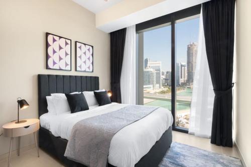 Postel nebo postele na pokoji v ubytování Silkhaus elegant 1BDR pad with Marina and Beach views new building