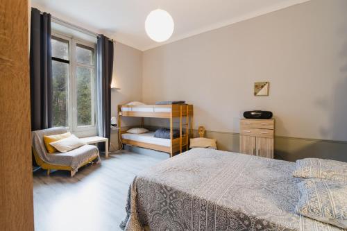 - une chambre avec un lit, une chaise et une fenêtre dans l'établissement Appartement T2 Font Romeu, à Font-Romeu-Odeillo-Via