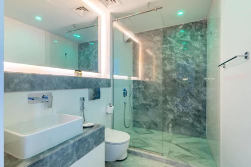Koupelna v ubytování Silkhaus modern tower peaceful 1BDR in Business Bay