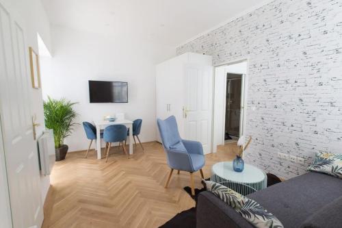 josef's home I Studio in Prime Location I Patio