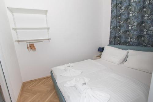 een slaapkamer met een wit bed met een blauw hoofdeinde bij Justus I levestate in Wenen