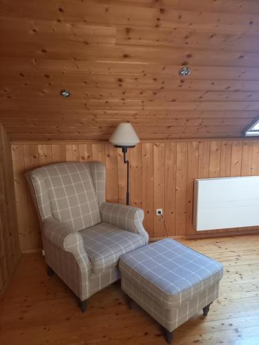 sala de estar con sofá y reposapiés en Urlaubstraum en Sankt Veit an der Glan