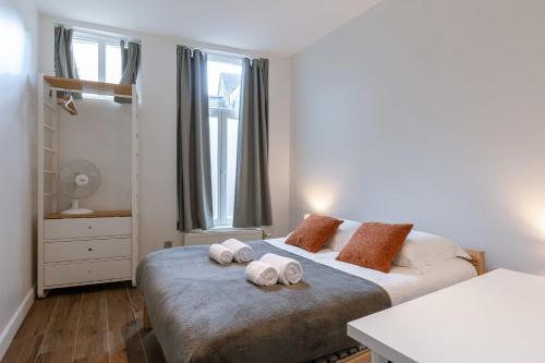 En eller flere senge i et værelse på Pleasant apartment on top location in Ghent