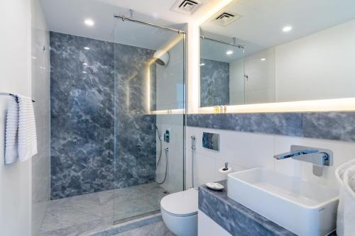 Koupelna v ubytování Silkhaus contemporary 1BDR in Business Bay, pool & gym access