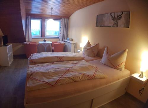 ヴァルメンシュタイナハにあるHaus Rosenbühlのベッドルーム1室(大型ベッド1台、ランプ2つ付)