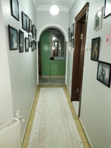um corredor com paredes brancas e um corredor com uma porta em Uruç ev em Tekirdağ