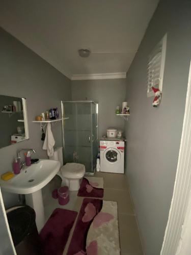 uma casa de banho com um lavatório e uma máquina de lavar roupa em Uruç ev em Tekirdağ