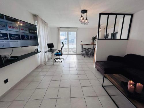 un salon avec un canapé et une table dans l'établissement Lormont City, proche Bordeaux, piscine et parking, à Lormont