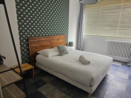 1 dormitorio con cama y ventana grande en Le Regent City of Design, en Saint-Étienne