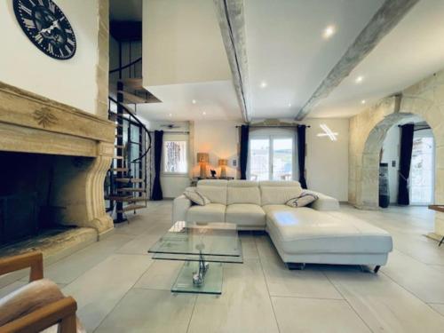 un salon avec un canapé et une cheminée dans l'établissement Villa Bali de standing, 8 couchages à 5 min d'Arles, à Arles