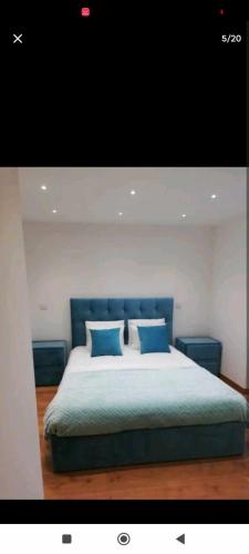 sypialnia z niebieskim łóżkiem i niebieskimi poduszkami w obiekcie Moradias dos Castelos (Azul ) w mieście Ourém