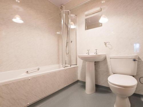 Threlkeldにある3 Bed in Threlkeld SZ083のバスルーム(トイレ、洗面台、バスタブ付)