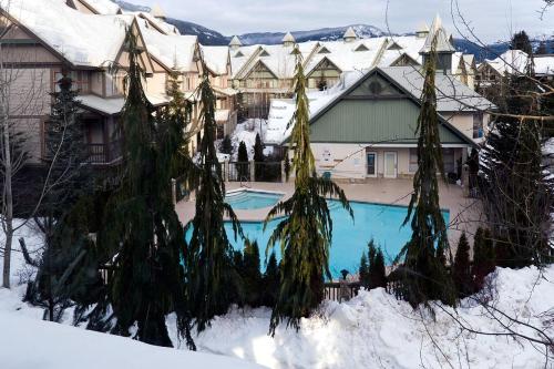 Spacious Village Townhome with outdoor communal pool and Hot Tub hosted by Whistler Ideal in de winter