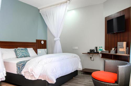 Un pat sau paturi într-o cameră la La Fattoria Resort