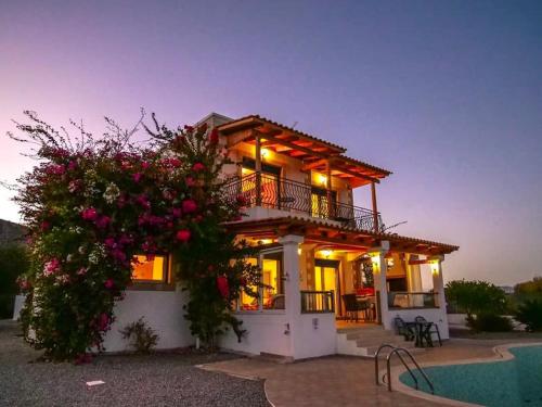 ein Haus mit einem Balkon und einem Pool in der Unterkunft Villa Lindos Star in Rodos with Private pool in Kalathos