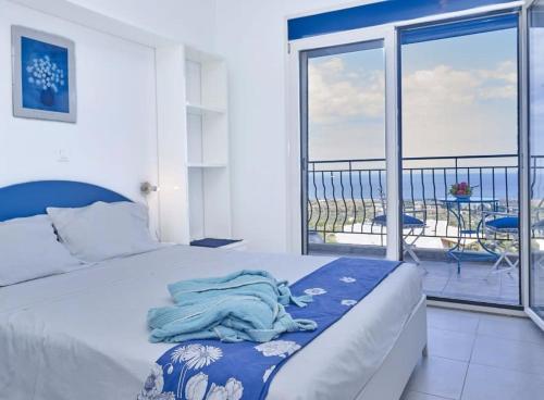 um quarto com uma cama e uma varanda com vista em Villa Lindos Star in Rodos with Private pool em Kalathos