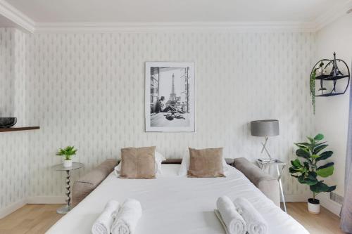 - une chambre avec un grand lit blanc dans l'établissement BIBLIOTHÈQUE FRANÇOIS MITTERAND - Beautiful bright apartment, à Paris