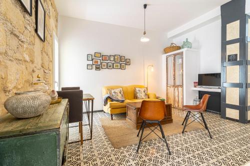 a living room with a couch and chairs at Entre Bodegas Jerez in Jerez de la Frontera