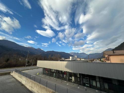 una vista de un edificio con un cielo nublado en Hotel la Rosa, en Tolmezzo