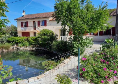 Gambar di galeri bagi CHARMANT LOGEMENT ENTIER A LA CAMPAGNE di Sencenac-Puy-de-Fourches