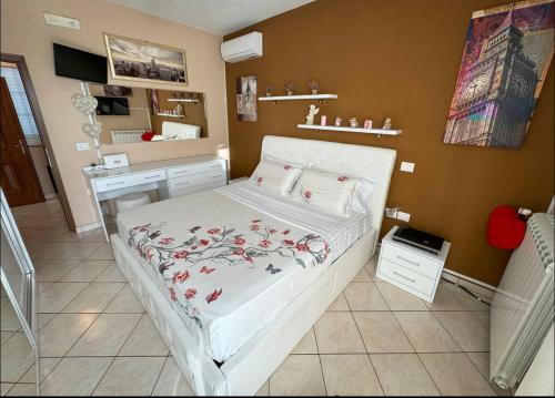 a bedroom with a white bed and a mirror at Hotel Villa Linda in Shkodër