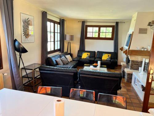 un salon avec un canapé et une table dans l'établissement from Geneva,Big House,7 bedrooms, à Archamps