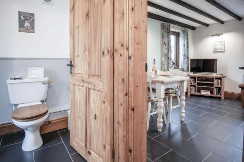 TV a/nebo společenská místnost v ubytování The Brambles - 2 bedroom Cottage - Llanteg