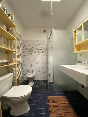 une salle de bain avec toilettes, douche et lavabo dans l'établissement La Villa des Pins à Benat, à Bormes-les-Mimosas